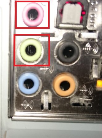 Panneau arrière d'une carte son PC avec les prises casque et microphone entourées, utilisées pour le transfert ADTPro