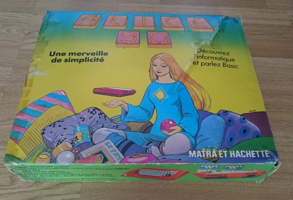 Boîte de l'Alice 90 Matra-Hachette, illustrée d'un personnage assis parmi des coussins, avec la mention « Une merveille de simplicité »