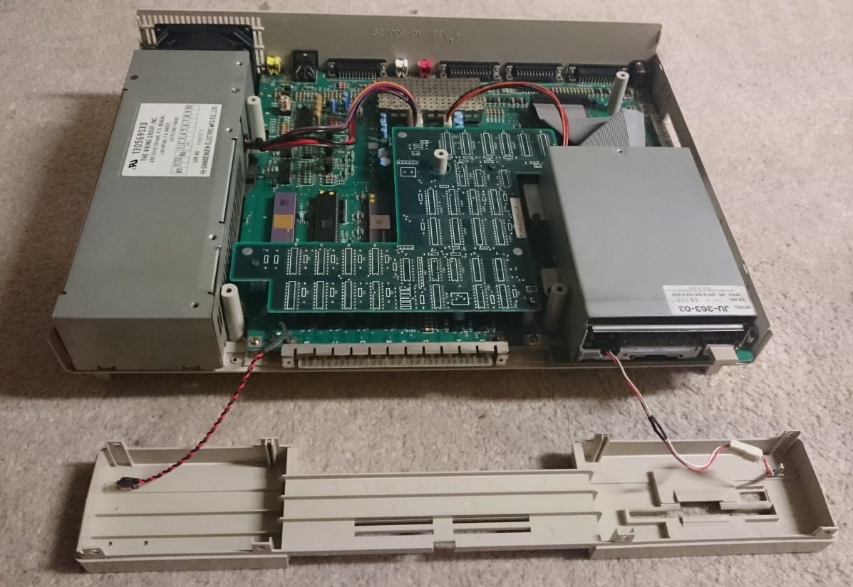 Intérieur d'un Commodore Amiga 1000 ouvert, carte mère et bloc d'alimentation visibles