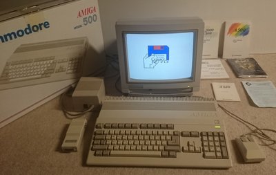 Commodore Amiga 500 avec écran, souris, lecteur de disquettes externe et boîte d'origine
