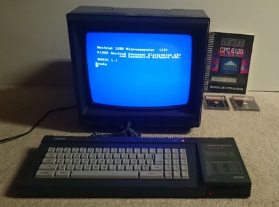 Amstrad CPC 6128 : écran affichant l'invite BASIC 1.1, clavier AZERTY et lecteur de disquettes 3 pouces intégré