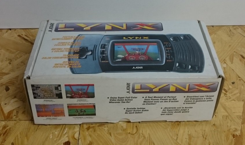 Boîte de l'Atari Lynx, avec visuel de la console affichant un jeu en couleur