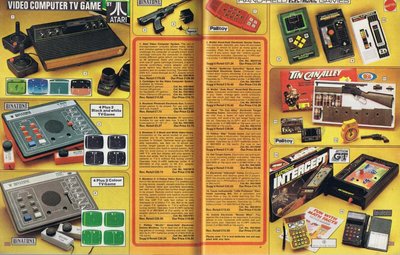 Double page du catalogue Argos 1980 présentant l'Atari VCS, des jeux électroniques Binatone et des jouets électroniques portables