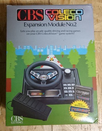 Boîte de l'Expansion Module #2 pour ColecoVision, illustrant le volant, la pédale et la cartouche Turbo incluse