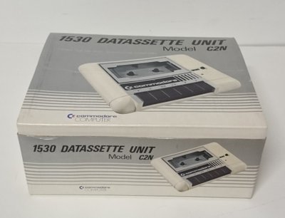 Boîte du Commodore 1530 Datassette Unit Model C2N, illustration du lecteur de cassette beige