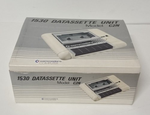 Boîte du Commodore 1530 Datassette Unit Model C2N, illustration du lecteur de cassette beige