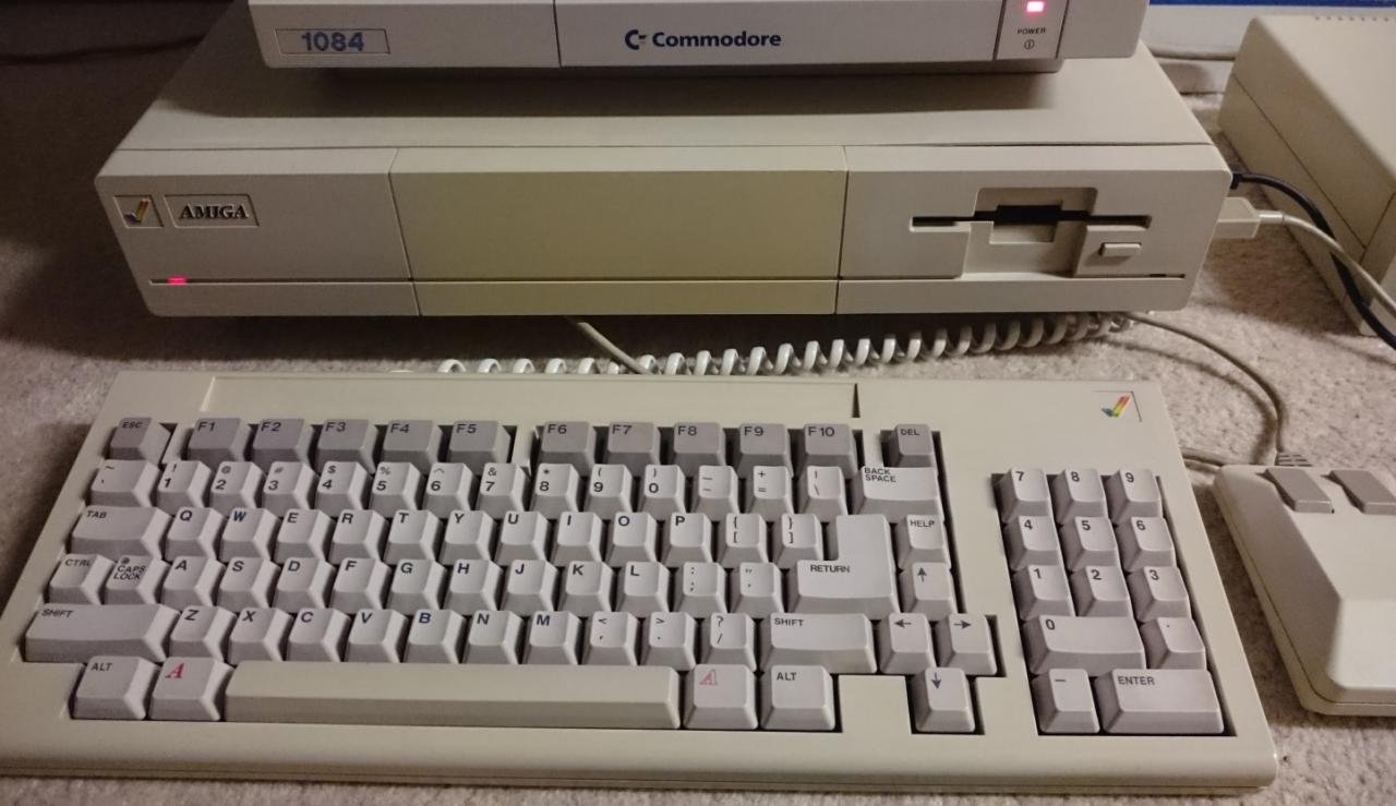 Commodore Amiga 1000 avec clavier détaché, lecteur de disquettes intégré et moniteur Commodore 1084 d'origine