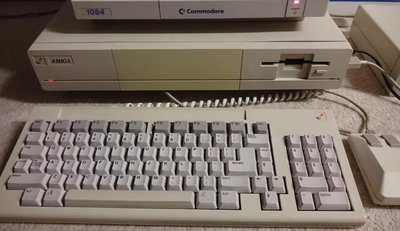 Commodore Amiga 1000 avec clavier détaché, lecteur de disquettes intégré et moniteur Commodore 1084 d'origine