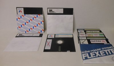 Trois disquettes 8 pouces de la collection avec leurs pochettes d'origine, dont une pochette MicroPro et une pochette Flexette