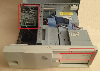 IBM PC-350 ouvert pendant la restauration, carte fille et lecteur CD-ROM repérés