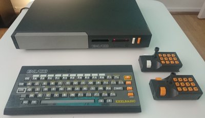 Exelvision EXL 100 : unité centrale, clavier détaché EXL100 et deux manettes de jeu, tous sans fil par liaison infrarouge