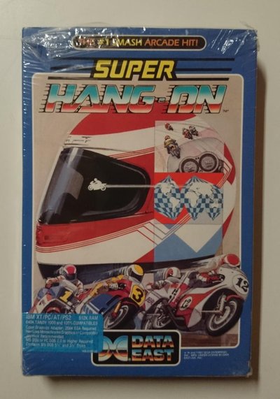 Boîte de la version IBM PC de Super Hang-On, éditée par Data East, illustrée d'un casque de motard et de pilotes en course