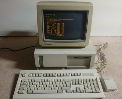 Atari PC3 8088 complet avec écran Atari PCM124, unité centrale, clavier et souris, écran affichant une invite MS-DOS