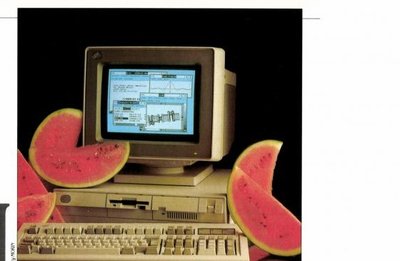 IBM PS/2 8555SX avec écran VGA couleur, unité centrale et clavier, présenté dans un banc d'essai de presse