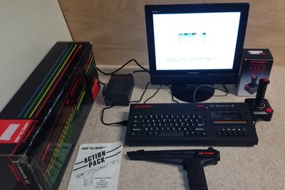 Sinclair ZX Spectrum +2 complet avec boîte d'origine, moniteur, joystick STS2 et pistolet optique