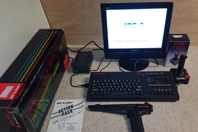 Sinclair ZX Spectrum +2 complet avec boîte d'origine, moniteur, joystick STS2 et pistolet optique