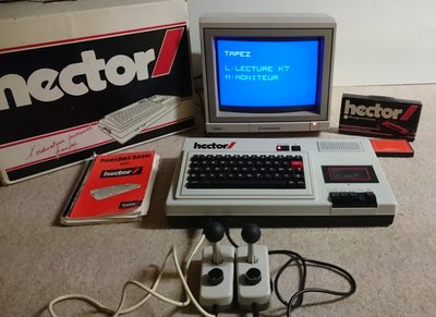 Ordinateur Hector avec écran, boîte d'origine, manuel Parlons Basic et manettes de jeu