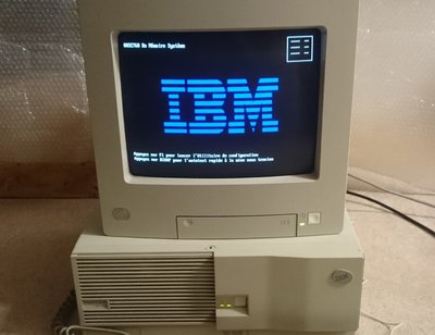 IBM PC 350, écran affichant le logo IBM au démarrage avec les instructions de configuration en français