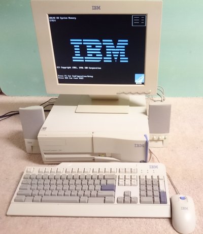 IBM Personal Computer 330 sous MS-DOS, écran affichant le logo IBM au démarrage, clavier et souris IBM d'origine