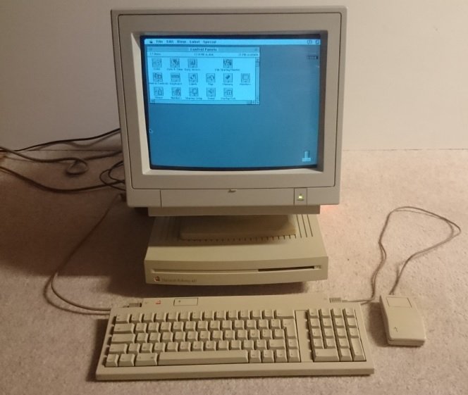 Macintosh Performa 400 avec écran couleur affichant le Panneau de configuration, clavier étendu et souris d'origine