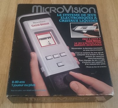 Boîte de la Milton Bradley Microvision avec le jeu Casse-Brique inséré, écran LCD affichant la partie en cours