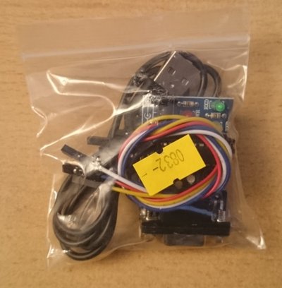 Interface série TTL et câble USB dans un sachet plastique, utilisés pour relier un PC à un Minitel
