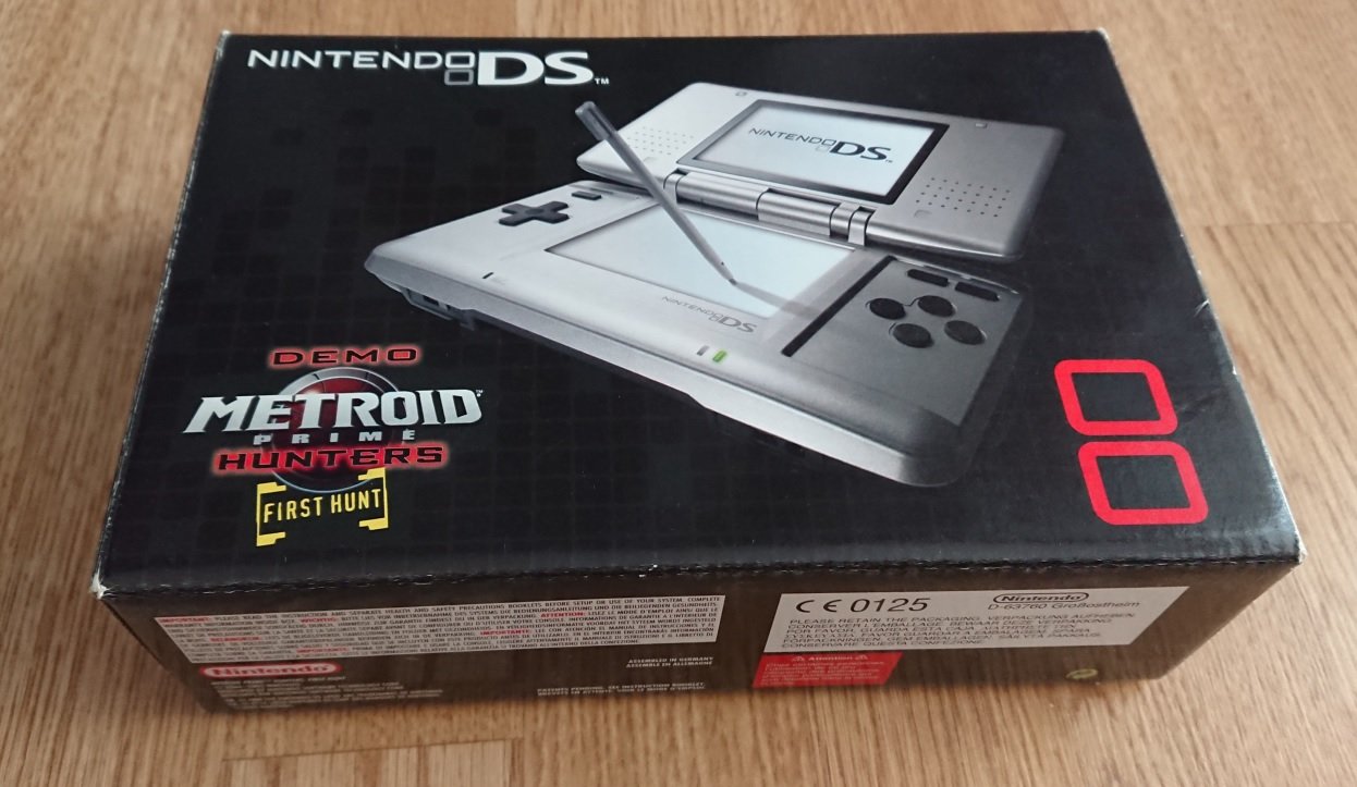 Boîte d'origine de la Nintendo DS première génération (Fat/Tank), coloris argent