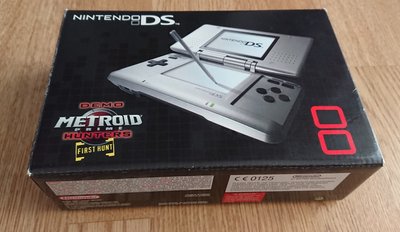 Boîte d'origine de la Nintendo DS première génération (Fat/Tank), coloris argent
