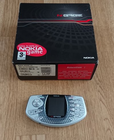 Nokia N-Gage avec sa boîte d'origine incluant une carte de jeu Nokia Game
