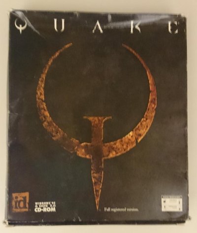 Jaquette du jeu Quake, édition GT Interactive, avec le logo emblématique du jeu sur fond sombre
