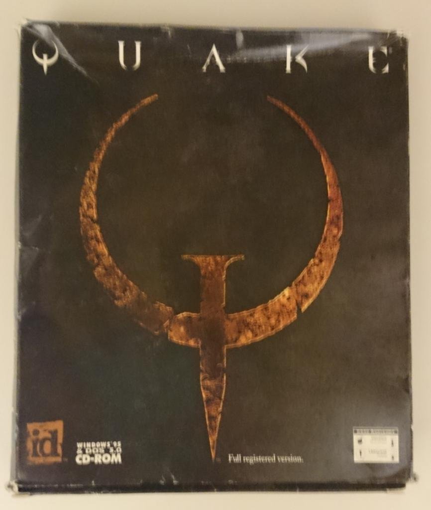 Jaquette du jeu Quake, édition GT Interactive, avec le logo emblématique du jeu sur fond sombre