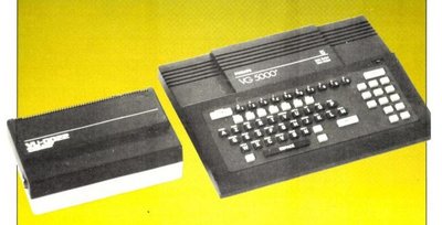 Philips VG 5000 et son lecteur de cassettes assorti, présentés côte à côte sur fond jaune