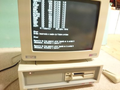 Amstrad PC1512 en cours de restauration, écran affichant une erreur de lecture disquette en espagnol