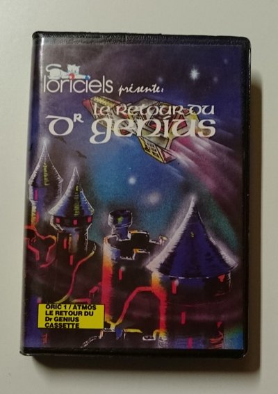 Boîtier cassette du jeu Le retour du Dr Genius, illustration d'un manoir sous un ciel étoilé, édition Loriciel pour Oric