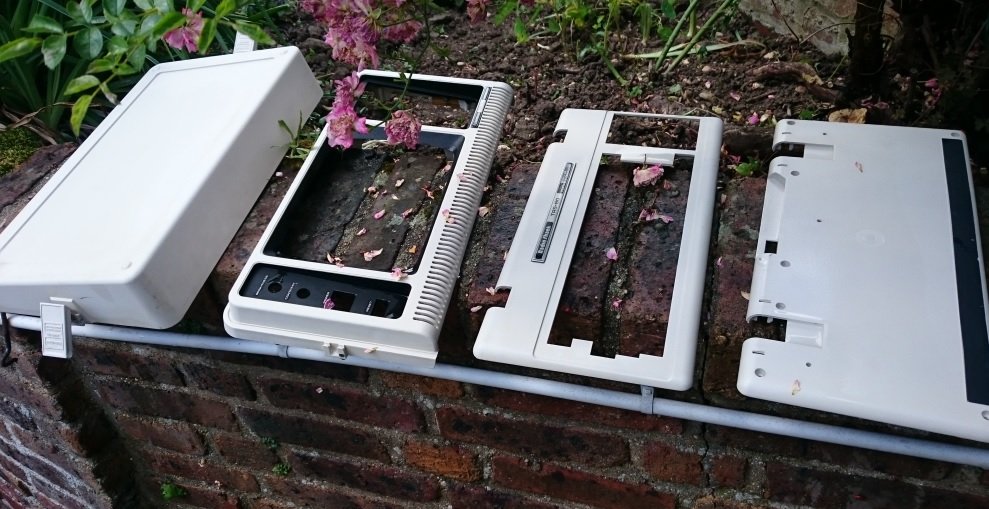 Pièces en plastique blanchi d'un ordinateur démonté, exposées au soleil après un traitement Retr0bright