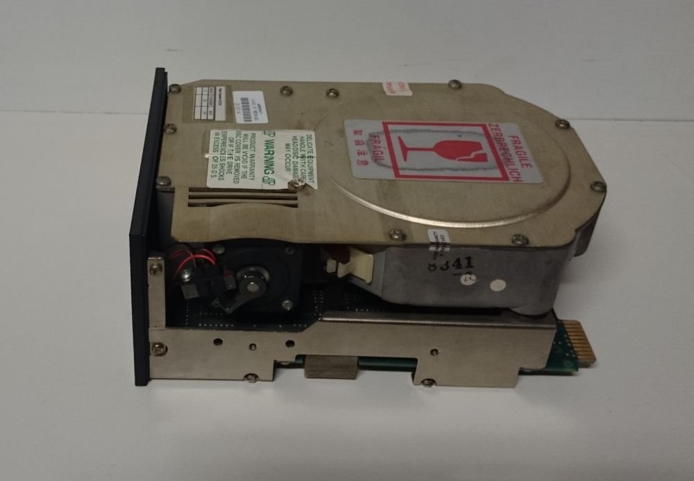 Disque dur Seagate ST-412 vu de profil, carte électronique et connecteurs visibles à l'arrière du boîtier