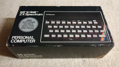 Boîte d'origine du Sinclair ZX Spectrum, illustration du clavier gomme et bandeau arc-en-ciel caractéristique