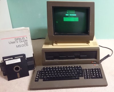Victor 9000 complet avec écran, unité centrale à deux lecteurs de disquettes, clavier et manuel d'utilisation Sirius 1