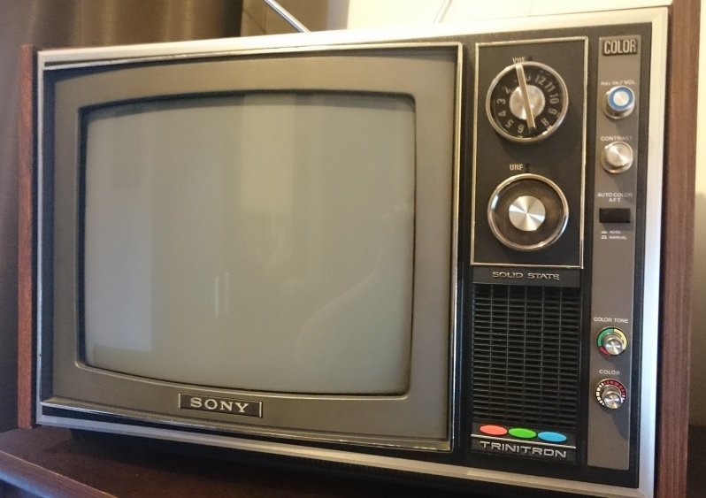 Téléviseur Sony KV-1300E Trinitron de 1972, vu de face dans un intérieur
