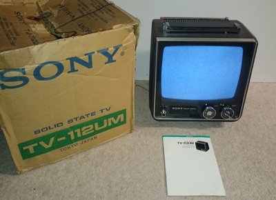 Téléviseur Sony TV-112UM noir et blanc avec sa boîte d'origine et son mode d'emploi, écran affichant un signal test