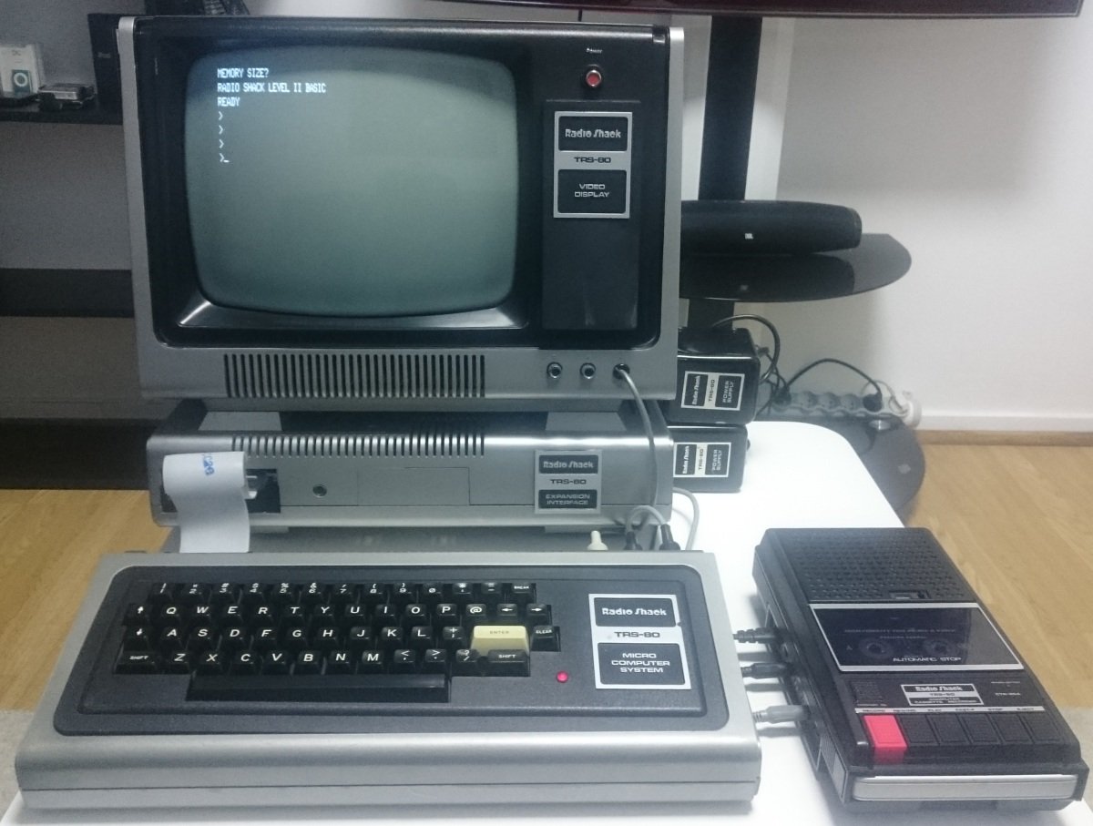 Tandy TRS-80 Model I : unité centrale, écran affichant l'invite Radio Shack Level II BASIC, module d'extension et lecteur de cassette