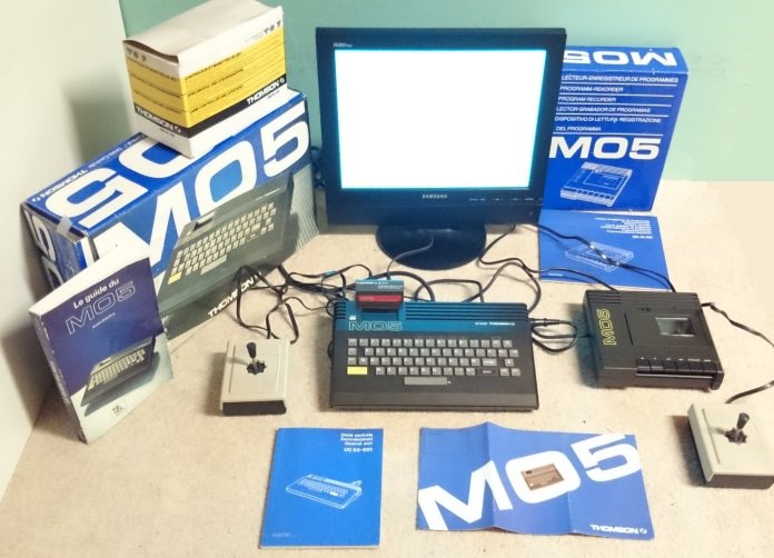 Thomson MO5 avec boîtes d'origine, moniteur, lecteur de cassette et manuels, dans la collection