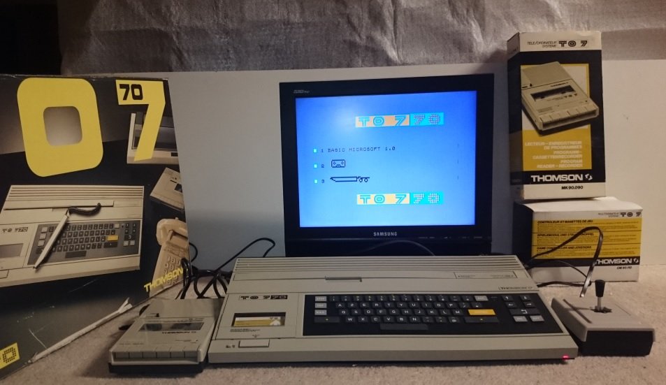 Thomson TO7/70 sous MS-DOS Microsoft, écran affichant le menu Basic, clavier et lecteur de cassette Thomson d'origine