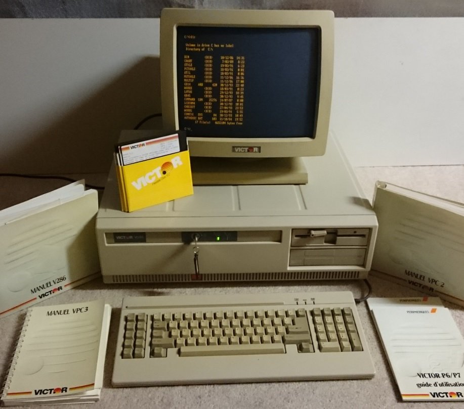 Victor V286 : unité centrale sous MS-DOS, écran ambre, clavier et manuels Victor V286 posés de part et d'autre