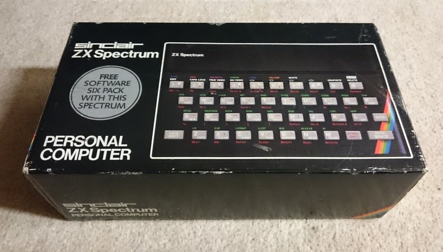 Boîte d'origine du Sinclair ZX Spectrum, clavier visible sur l'illustration de la boîte